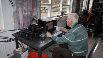 De bandmanager even achter de knoppen. Als bandmanager moet je ook even controleren of alles correct verloopt.